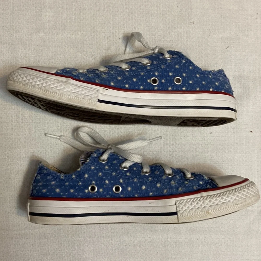 Converse All Stars Chuck Taylor Girls Low Top Sneakers - Super Cute! Size 2